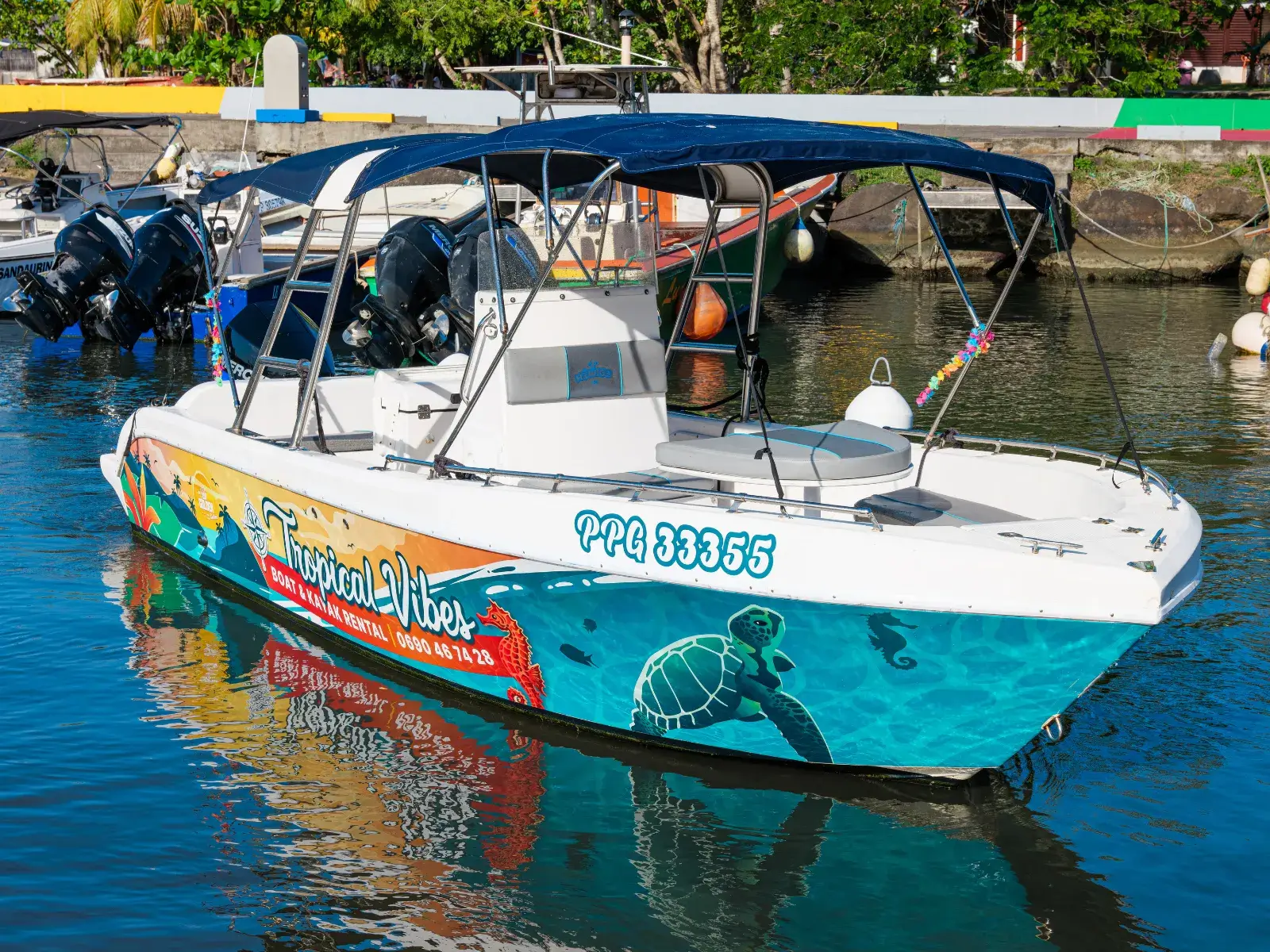 Le bateau Tropical Vibes, amarré à Deshaies